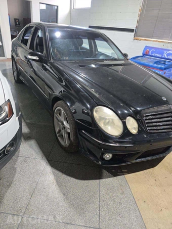 2005 Mercedes-Benz E 55 AMG Sedan - miniatura 4