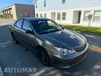 2005 Toyota Camry LE - miniatura 3