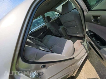 2005 Toyota Camry LE – miniatura 16
