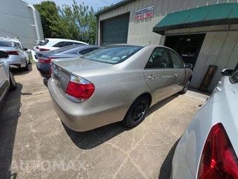 2005 Toyota Camry LE – miniatura 3