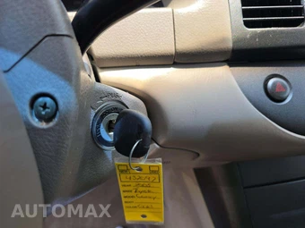 2005 Toyota Camry LE – miniatura 8