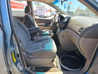 2005 Toyota Sienna LE Minivan 119.3" WB – miniatura 16
