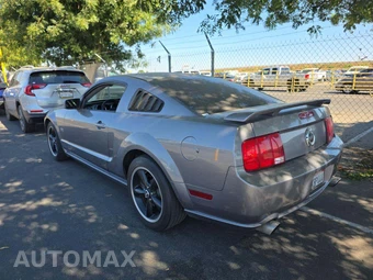2006 Ford Mustang GT Deluxe Coupe - miniatura 3