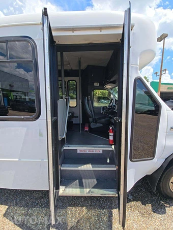 2006 Ford Super Duty E-350 Cutaway DRW - miniatura 17
