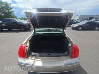 2006 Lincoln Town Car Signature Limited - miniatura 11