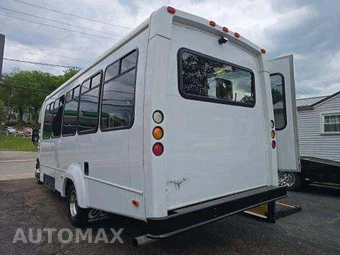 2007 Ford Super Duty E-450 Cutaway DRW - miniatura 2