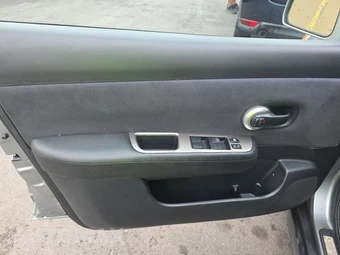 2007 Nissan Versa 1.8 S Hatchback - miniatura 9