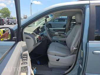 2008 Chrysler Town & Country Touring 121.2" WB – miniatura 3