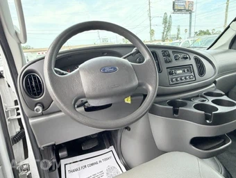 2008 Ford Super Duty E-350 Wagon XLT 138.0" WB - miniatura 9