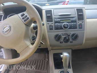 2008 Nissan Versa 1.8 S Hatchback - miniatura 11