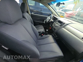 2008 Nissan Versa 1.8 SL Hatchback - miniatura 8