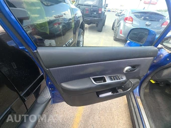 2008 Nissan Versa 1.8 SL Hatchback - miniatura 9