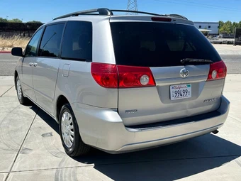 2008 Toyota Sienna 119.3" WB - miniatura 3