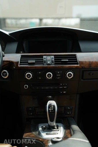 2009 BMW 5 Series Sedan 550i - miniatura 10