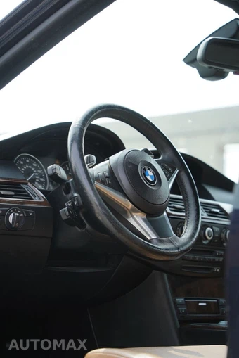 2009 BMW 5 Series Sedan 550i - miniatura 9