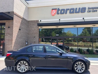 2009 BMW M5 Sedan - miniatura 2