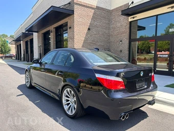 2009 BMW M5 Sedan - miniatura 4