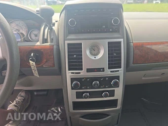 2009 Chrysler Town & Country LX 121.2" WB - miniatura 10