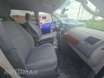 2009 Chrysler Town & Country LX 121.2" WB - miniatura 18