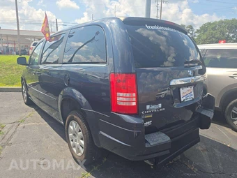 2009 Chrysler Town & Country LX 121.2" WB - miniatura 2