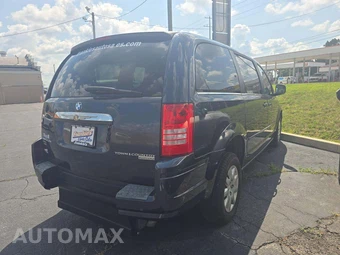 2009 Chrysler Town & Country LX 121.2" WB - miniatura 3
