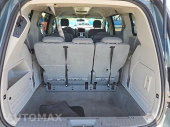 2009 Chrysler Town & Country Touring 121.2" WB - miniatura 17