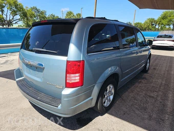 2009 Chrysler Town & Country Touring 121.2" WB - miniatura 4