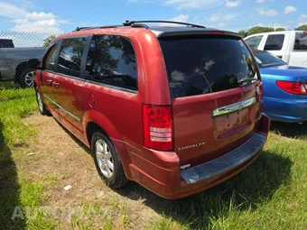 2009 Chrysler Town & Country Touring 121.2" WB - miniatura 2