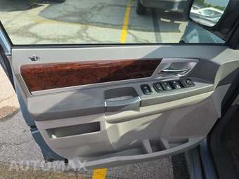 2009 Chrysler Town & Country Touring 121.2" WB – miniatura 9