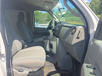 2009 Ford E-150 Recreational Van 138.0" WB – miniatura 8