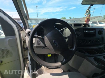 2009 Ford Super Duty E-350 Wagon XL 138.0" WB - miniatura 10