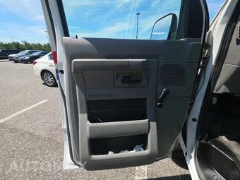 2009 Ford Super Duty E-350 Wagon XL 138.0" WB - miniatura 9