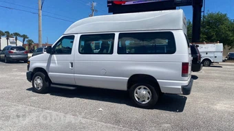 2009 Ford Super Duty E-350 Wagon XLT 138.0" WB - miniatura 17