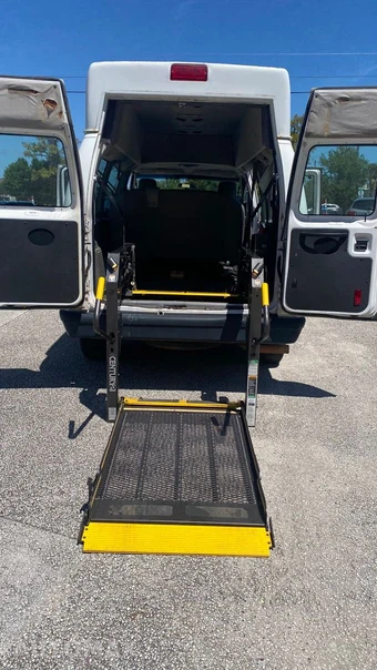2009 Ford Super Duty E-350 Wagon XLT 138.0" WB - miniatura 20