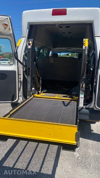 2009 Ford Super Duty E-350 Wagon XLT 138.0" WB - miniatura 27