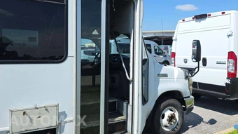 2009 Ford Super Duty E-450 Cutaway DRW – miniatura 32