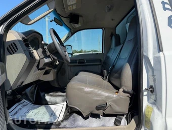 2009 Ford Super Duty F-550 Cab Chassis XL Regular Cab DRW - miniatura 17