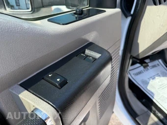 2009 Ford Super Duty F-550 Cab Chassis XL Regular Cab DRW - miniatura 18