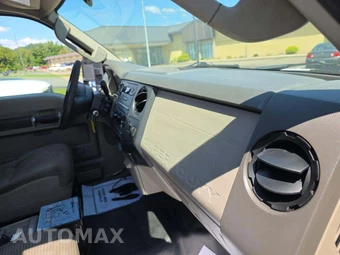 2009 Ford Super Duty F-550 Cab Chassis XLT Regular Cab DRW - miniatura 16