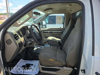 2009 Ford Super Duty F-550 Cab Chassis XLT Regular Cab DRW - miniatura 6