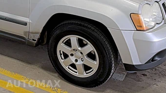 2009 Jeep Grand Cherokee Laredo - miniatura 8