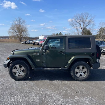 2009 Jeep Wrangler Sahara - miniatura 2