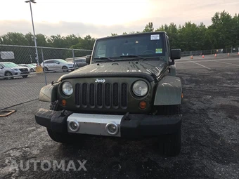 2009 Jeep Wrangler Sahara - miniatura 2