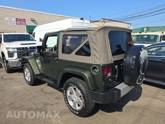 2009 Jeep Wrangler Sahara - miniatura 2