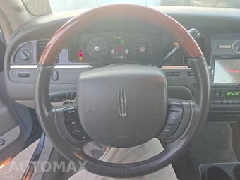 2009 Lincoln Town Car Signature Limited – miniatura 10