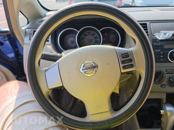 2009 Nissan Versa 1.8 S Hatchback - miniatura 10