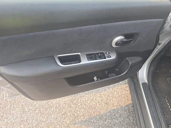 2009 Nissan Versa 1.8 S Hatchback – miniatura 9