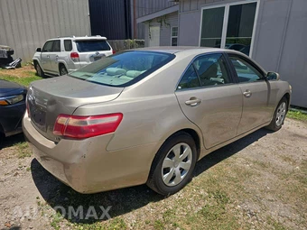 2009 Toyota Camry LE – miniatura 3