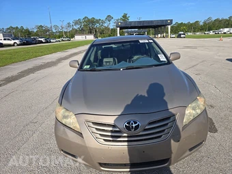 2009 Toyota Camry LE – miniatura 2