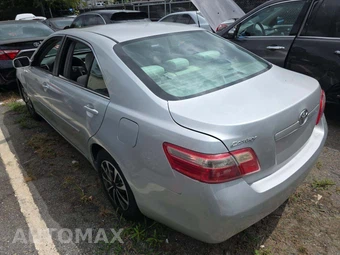 2009 Toyota Camry LE – miniatura 2
